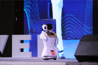 机器人“小封”亮相 未来将开拓商业营销新模式