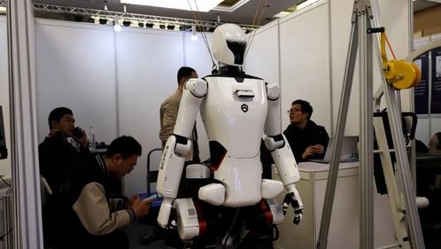 新华全媒 从人形机器人大赛看人工智能发展新成果